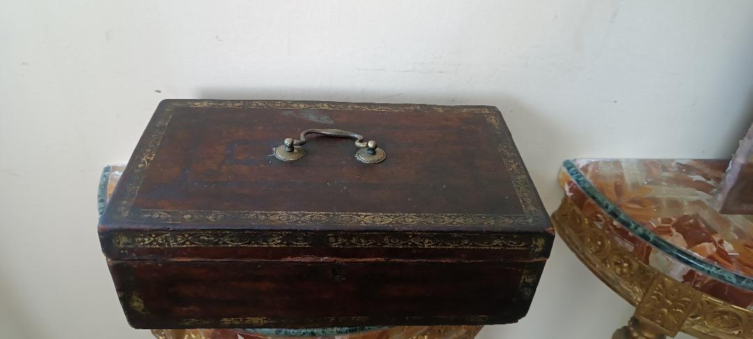 Cofanetto , Bauletto , rivestito in pelle decorato . XVII secolo